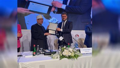 برلمان البحر المتوسط يكرم وزير الأوقاف ويقدم له العزاء في وفاة شقيقته