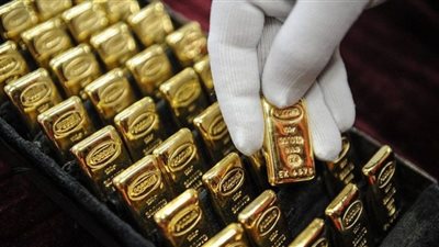 الذهب يفقد بريقه بالأسواق العالمية..والأوقية تخسر أكثر من 52 دولارًا