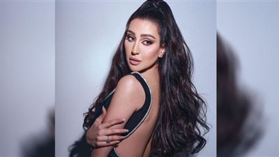 جيسي عبدو تستعرض أنوثتها بفستان جريء في أحدث ظهور