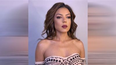 ناهد السباعي تحتفل باليوم العالمي للمرأة بفستان جرئ وتاتو لافت (صور)