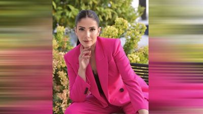 منى زكي تعتمد المكياج الترابي وتهوس متابعيها في أحدث ظهور