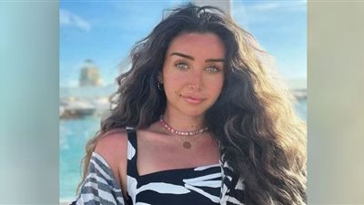 هنا الزاهد تهوس متابعيها بنقشة الزيبرا على أحد الشواطئ