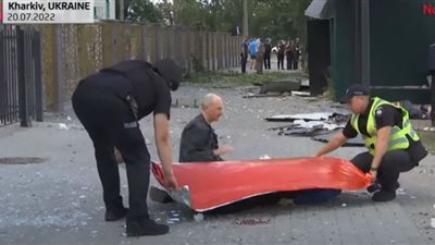 أوكراني يُصلي بجوار جثة ابنه الذي قتل في قصف روسي (فيديو)