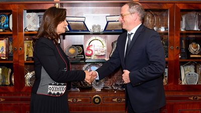 نبيلة مكرم تتابع مع السفير البولندي عملية تيسير مرور أبناء الجالية المصرية بأوكرانيا