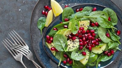 تقوي المناعة.. طريقة عمل سلطة السبانخ بالرمان