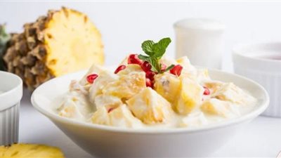 طريقة عمل سلطة التفاح والأناناس بالقشطة.. غنية بالفيتامينات