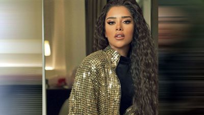 بلقيس فتحي تستعرض أناقتها بالأزرق الزهري في أحدث حفلاتها