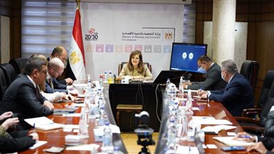وزيرة التخطيط تلتقي وفد البنك الأوروبي لإعادة الإعمار