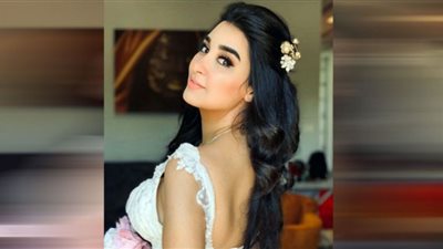 جيهان خليل تستعرض أنوثتها داخل الأقصر بفستان مكشوف