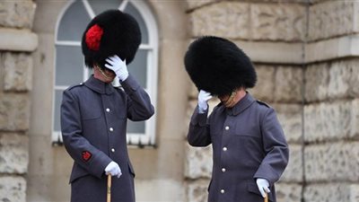 أحر يوم في بريطانيا.. الحرس الملكي يكسر البروتوكول