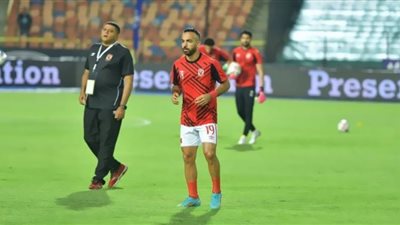 صور .. لاعبو الأهلي خلال عمليات الإحماء قبل دقائق من انطلاق قمة الكأس