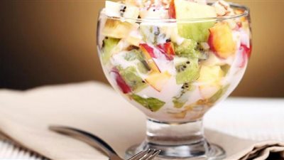 لمد الجسم بالفيتامينات.. طريقة عمل سلطة فواكة بالكريم كراميل