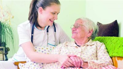 لهذا السبب.. ارتفاع معدل إصابة المسنين بكورونا في إنجلترا