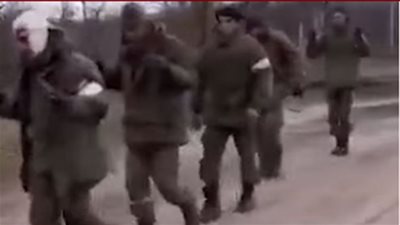 شاهد.. استسلام جنود روس للجيش الأوكراني في مدينة نيكولاييف