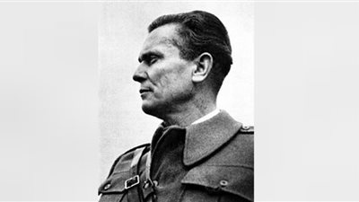 السيسي زار منزله في صربيا والتقط صورة تذكارية أمام سيارته.. الزعيم جوزيف تيتو