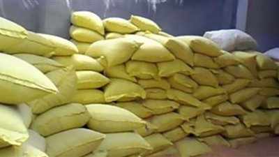 ضبط ٥ مصانع أعلاف حيوانية مجهولة المصدر بالقليوبية