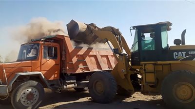 رفع 40 طن من القمامة بقرى أبومناع غرب بدشنا