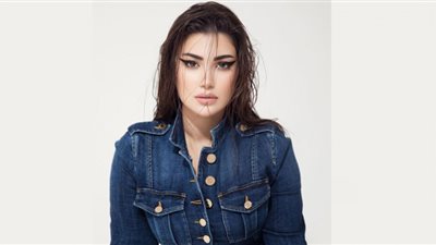 هدى الإتربي تعتمد صيحة الفرو في شوارع باريس