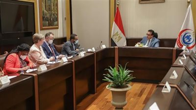 القائم بأعمال وزير الصحة يلتقي وفدًا من ممثلي الصندوق العالمي لمكافحة نقص المناعة