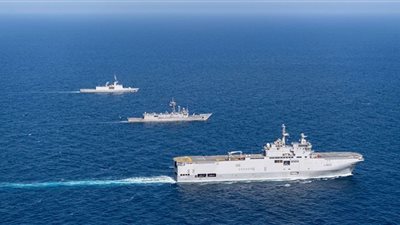 القوات البحرية المصرية والفرنسية تنفذان تدريباً بحرياً عابراً بنطاق قاعدة برنيس البحرية