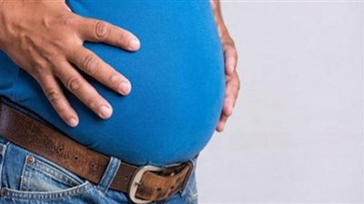دراسة تكشف العلاقة بين التعرض للشمس وبدانة الرجال