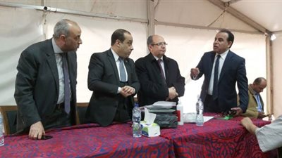 بالصور.. النحاس يدلي بصوته في انتخابات رئاسة حزب الوفد ويتفقد اللجان الانتخابية