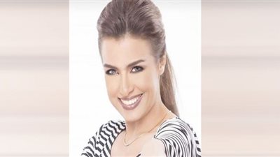 سيمون تبرز سحر ملامحها بمكياج جذاب (صور)