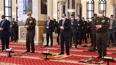 الرئيس عبدالفتاح السيسى وقادة القوات المسلحة يؤدون صلاة الجمعة بمسجد المشير