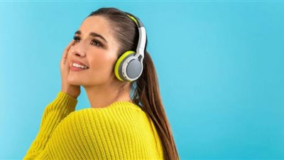 منها الأكزيما.. مخاطر صحية تسببها استخدام سماعات الأذنين يومياً