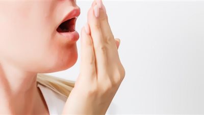 منها البكتيريا.. 3 أسباب للتخلص من رائحة الفم