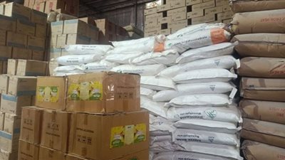 ضبط 102 طن مواد غذائية داخل مخزن تاجر في البحيرة