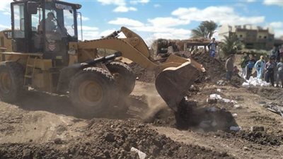 إزالة 5 حالات تعدِِ على الأراضي الزراعية ببنى مزار بالمنيا