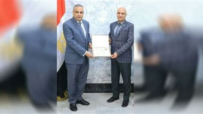 تقديرا لمجهوداته.. محافظ سوهاج يكرم مدير عام بالتنظيم والإدارة