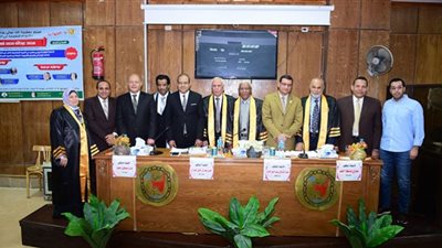 رئيس جامعة سوهاج يشهد مناقشة رسالة دكتوراه لوافد كويتي