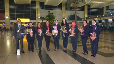 القومي للمرأة يشارك في توزيع الورود على المسافرات بمطار القاهرة.. صور