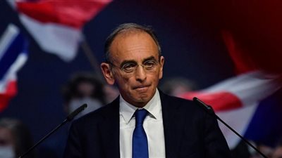 كسر بيضة على رأسه| مُسن فرنسي يعتدي على مُرشح يميني للرئاسة الفرنسية (فيديو)