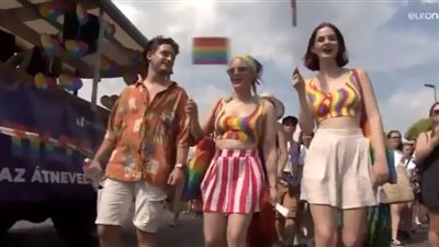 مسيرة حاشدة للمثليين تنديدًا لمنع تدريسها بالمدارس| شاهد