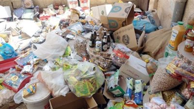 ضبط 31 طن مواد غذائية تم تجميعها لبيعها بالسوق السوداء في البحيرة