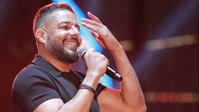 حماقي في الساحل الشمالي يُغنى لأم كلثوم.. وموقف كوميدي مع أحمد سعد (فيديو)