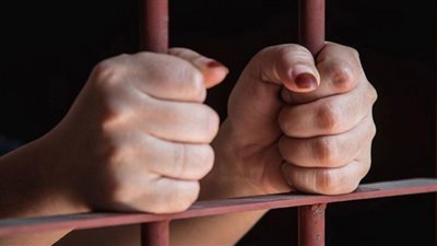 حبس ربة منزل وعشيقها ضبطهما زوجها في وضع مخل