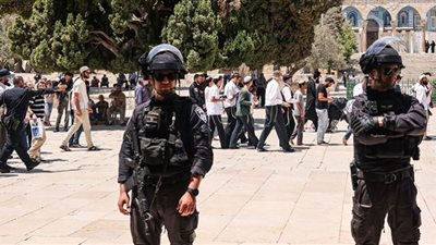 مُستوطنون بقيادة عضو كنيست مُتطرف يقتحمون حي الشيخ جراح