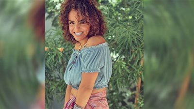 قطعة من الجنة.. علا رشدي تخطف الأنظار بالأوف شولدر في سريلانكا