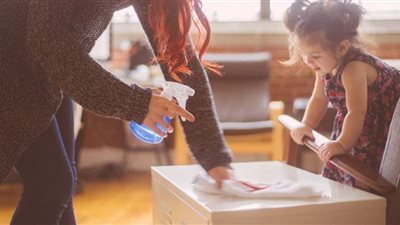 طبيبة تحذر من خطورة النظافة المفرطة للأطفال