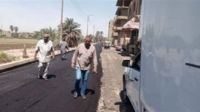 مدينة قوص بقنا تتابع أعمال الرصف بطريق الشوادر