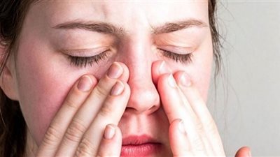 أحدهم باستخدام النعناع.. 4 حيل سحرية سريعة تفتح الأنف المسدودة وتخلصك من الزكام