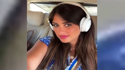 ياسمين عبد العزيز تخطف الأنظار بجمال ملامحها داخل سيارة فارهة (صور)