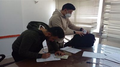 الهجرة تبدأ تلقي أوراق الطلاب المصريين العائدين من أوكرانيا الراغبين في الدراسة بمصر .. صور