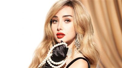 ببدلة مرصعة بالكريستال.. هنا الزاهد تتسلم جائزة أفضل ممثلة كوميدية في مهرجان وشوشة