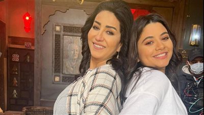 صور جديدة لوفاء عامر وبسنت حاتم في كواليس 