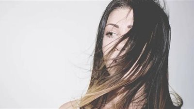 لماذا رائحة شعرك كريهة| 4 أسباب شائعة